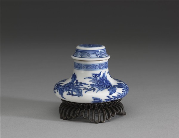 青花蓮紋蓋罐