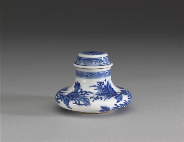 青花蓮紋蓋罐