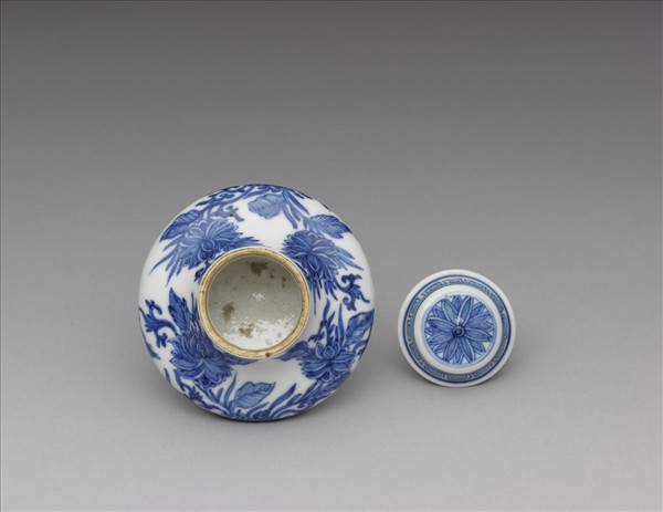 青花蓮紋蓋罐