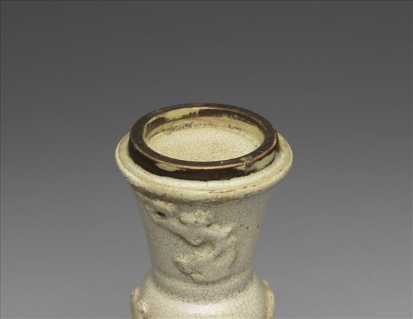 石灣窯 白瓷蟠螭紋觚