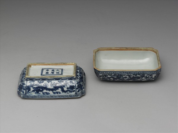 青花嬰戲龍紋長方盒