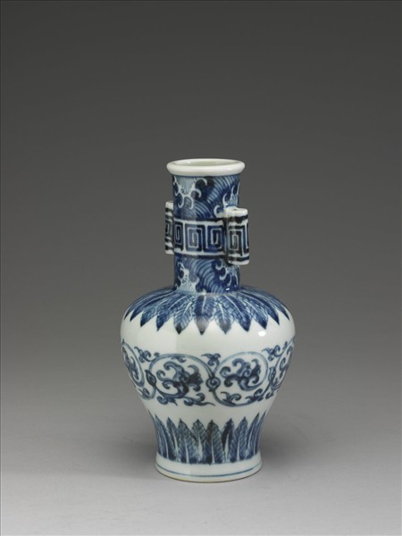 青花花卉紋貫耳瓶