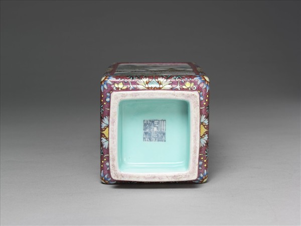 粉彩開光山水四方瓶