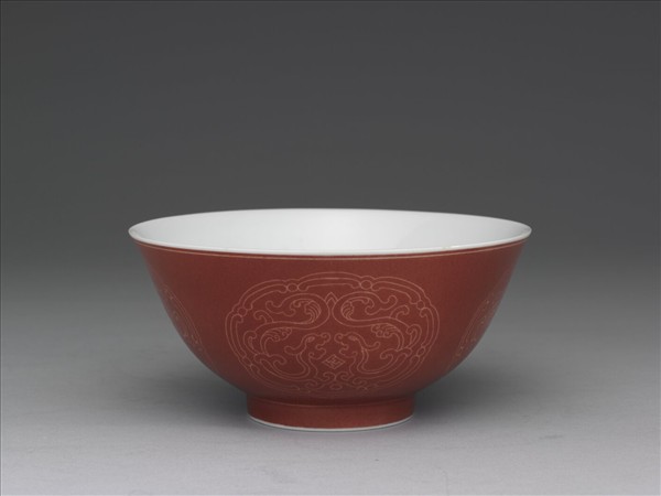琺瑯彩紅地剔花團螭碗