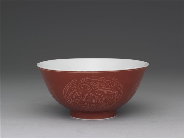 琺瑯彩紅地剔花團螭碗