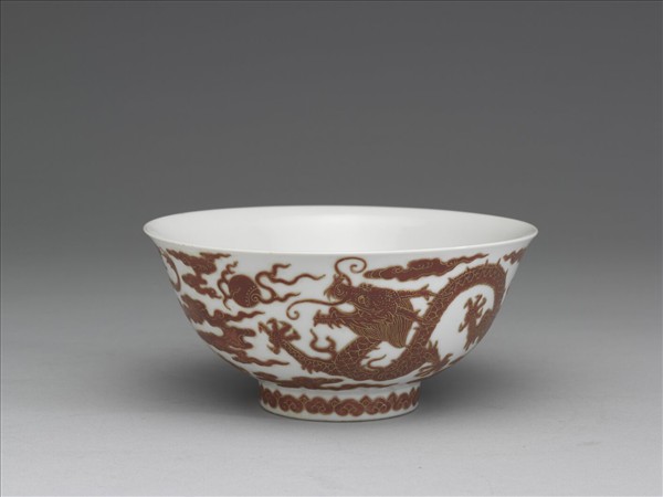 白瓷紅彩描金雲龍紋碗