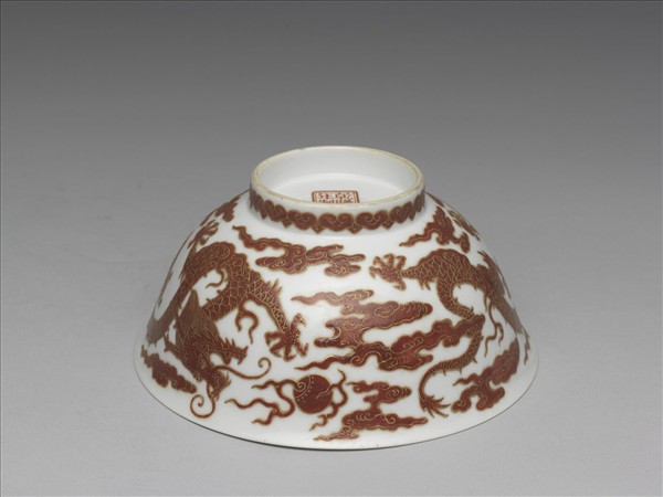 白瓷紅彩描金雲龍紋碗