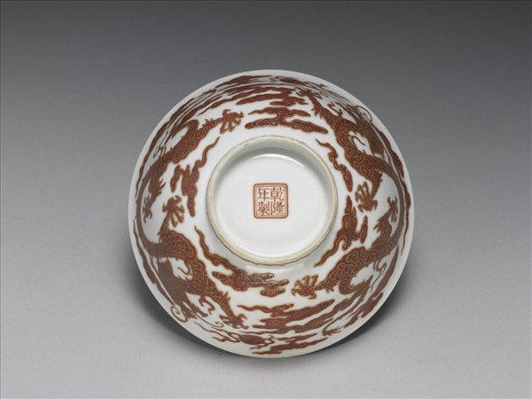 白瓷紅彩描金雲龍紋碗