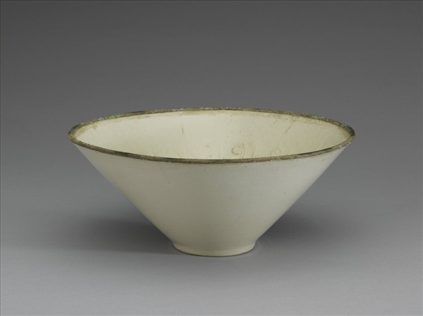 白瓷印花團壽字碗