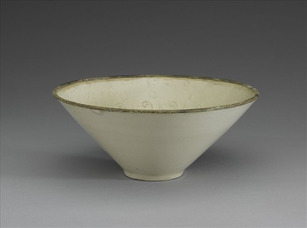 白瓷印花團壽字碗