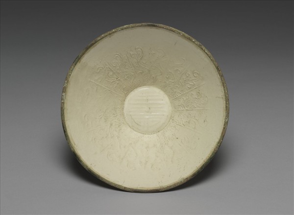 白瓷印花團壽字碗