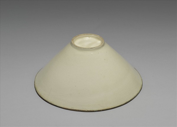 白瓷印花團壽字碗