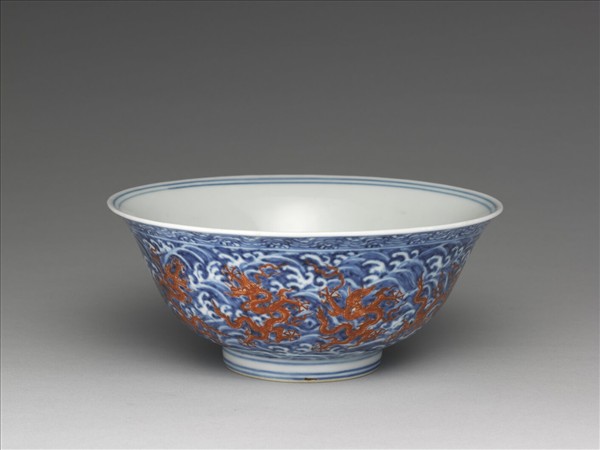 青花紅彩波濤龍紋碗