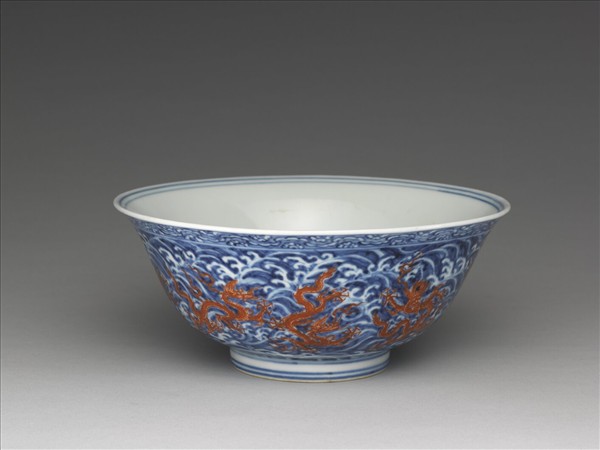 青花紅彩波濤龍紋碗