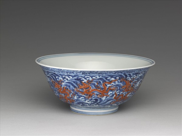 青花紅彩波濤龍紋碗