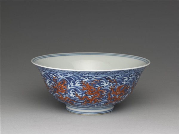 青花紅彩波濤龍紋碗