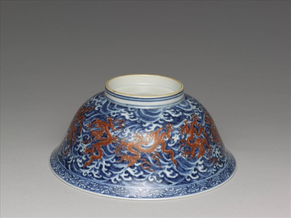 青花紅彩波濤龍紋碗