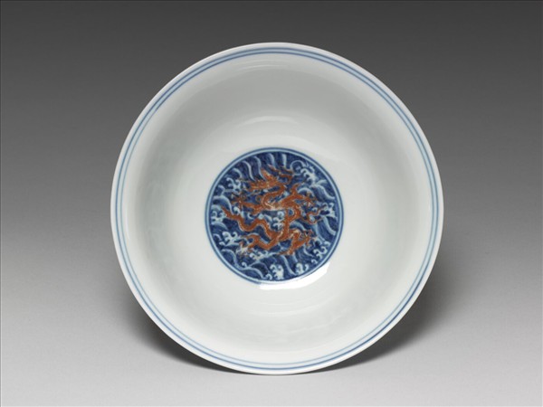 青花紅彩波濤龍紋碗