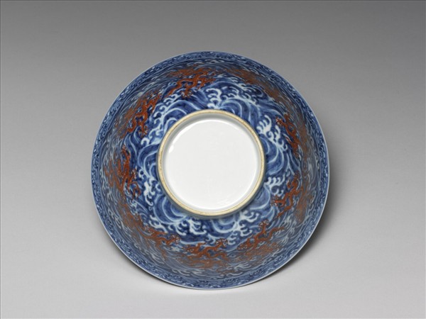 青花紅彩波濤龍紋碗