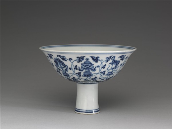 青花番蓮托八寶紋高足碗