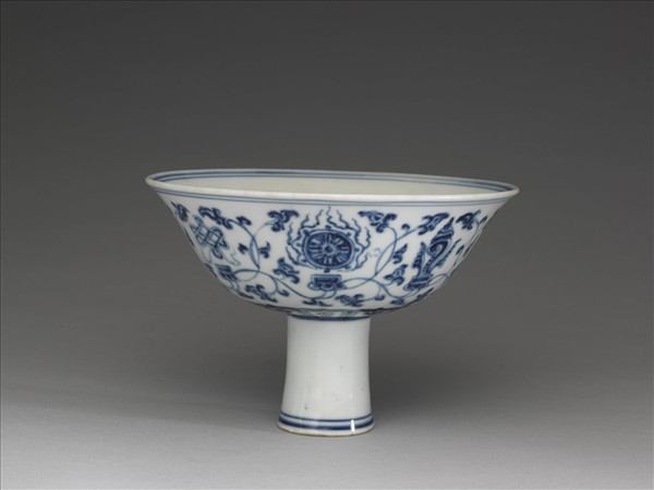 青花番蓮托八寶紋高足碗