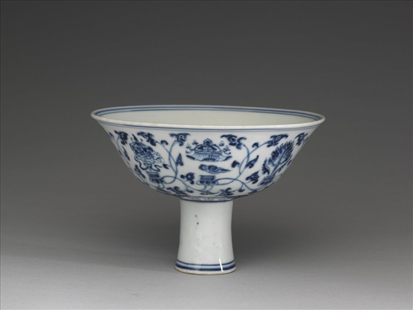 青花番蓮托八寶紋高足碗