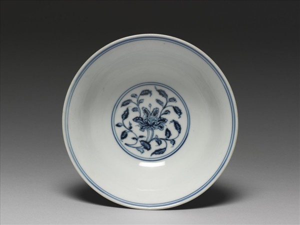 青花番蓮托八寶紋高足碗