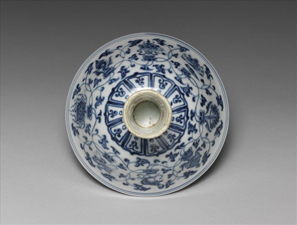 青花番蓮托八寶紋高足碗