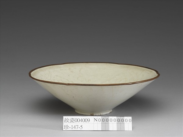 定窯 印花花卉葵瓣口碗