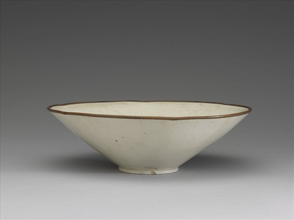 定窯 印花花卉葵瓣口碗