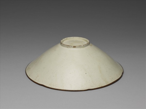 定窯 印花花卉葵瓣口碗