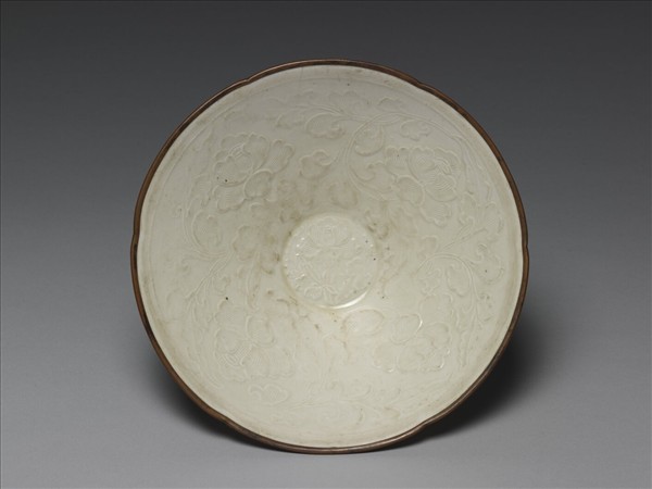 定窯 印花花卉葵瓣口碗