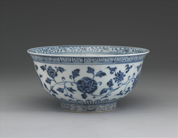 青花纏枝花卉紋碗