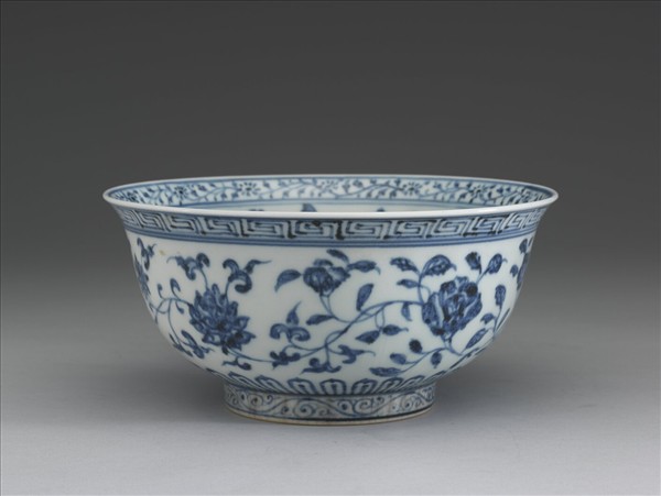 青花纏枝花卉紋碗