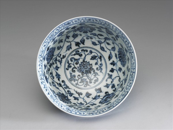 青花纏枝花卉紋碗