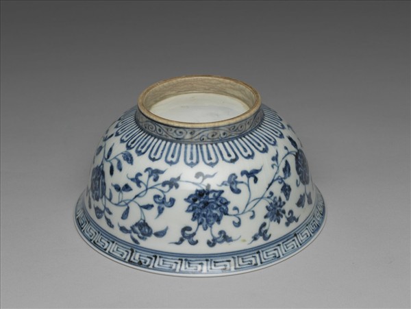 青花纏枝花卉紋碗