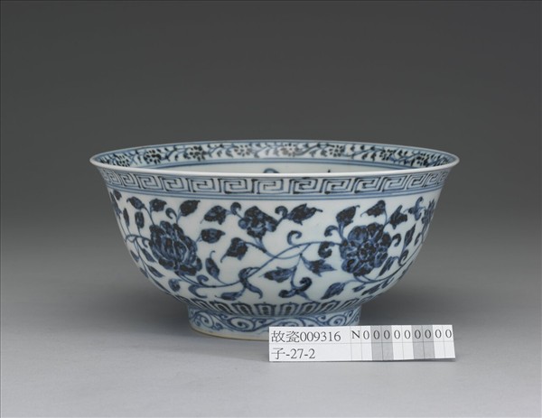 青花纏枝花卉紋碗