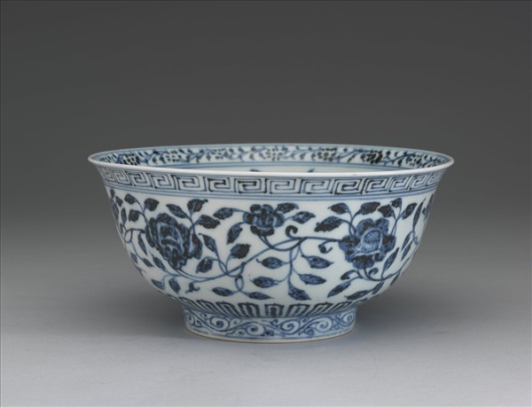 青花纏枝花卉紋碗