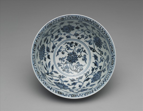 青花纏枝花卉紋碗