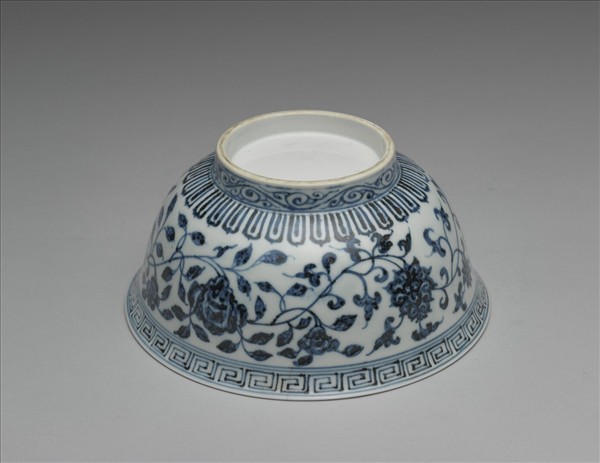 青花纏枝花卉紋碗