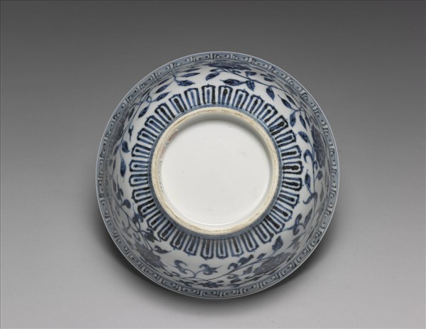 青花纏枝花卉紋碗