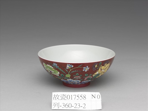 琺瑯彩洋紅地花卉紋杯