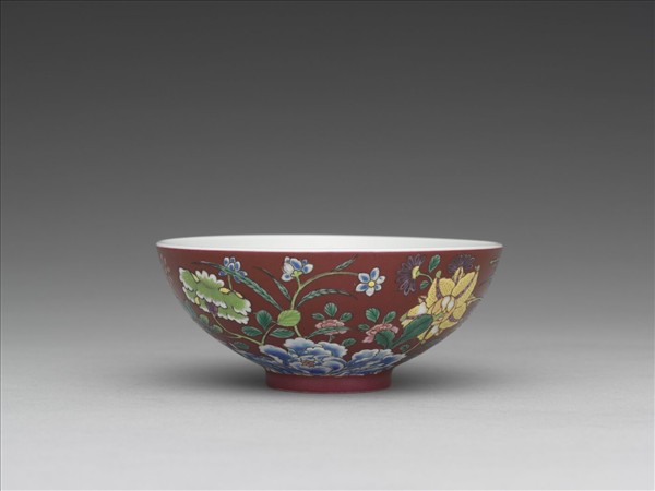 琺瑯彩洋紅地花卉紋杯