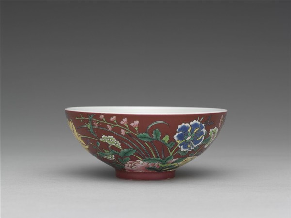 琺瑯彩洋紅地花卉紋杯