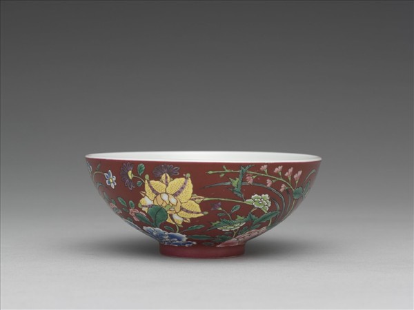 琺瑯彩洋紅地花卉紋杯