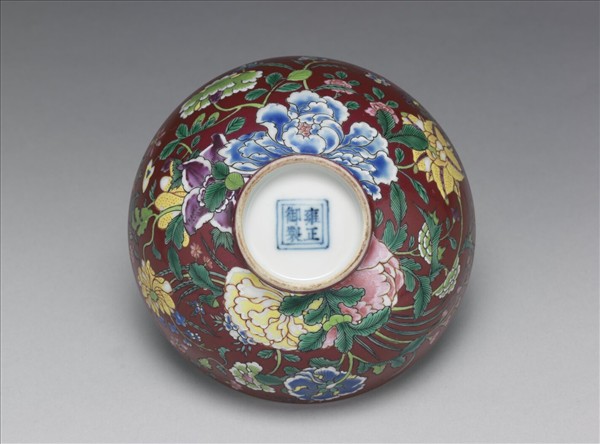 琺瑯彩洋紅地花卉紋杯