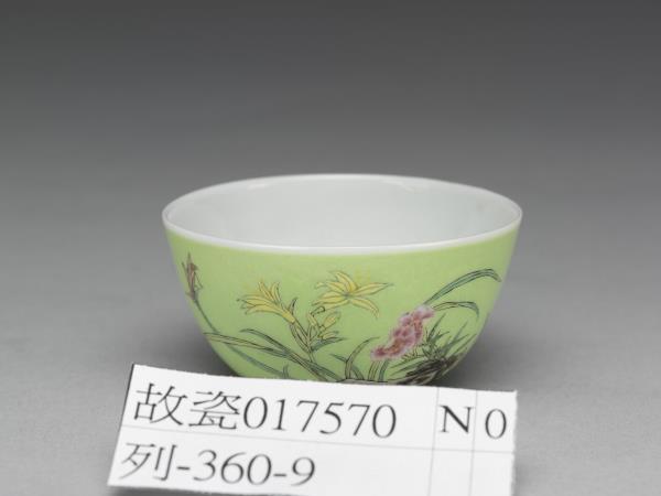 琺瑯彩瓷綠地萱花草蟲鍾