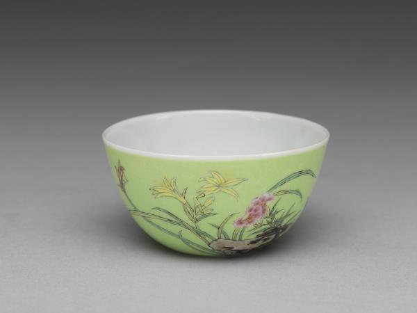 琺瑯彩瓷綠地萱花草蟲鍾