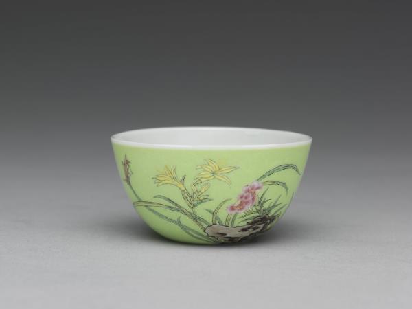 琺瑯彩瓷綠地萱花草蟲鍾