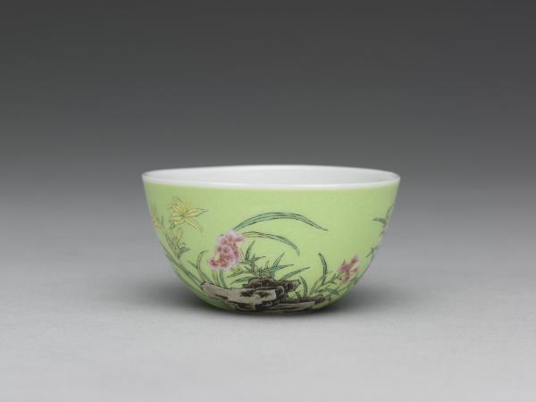 琺瑯彩瓷綠地萱花草蟲鍾